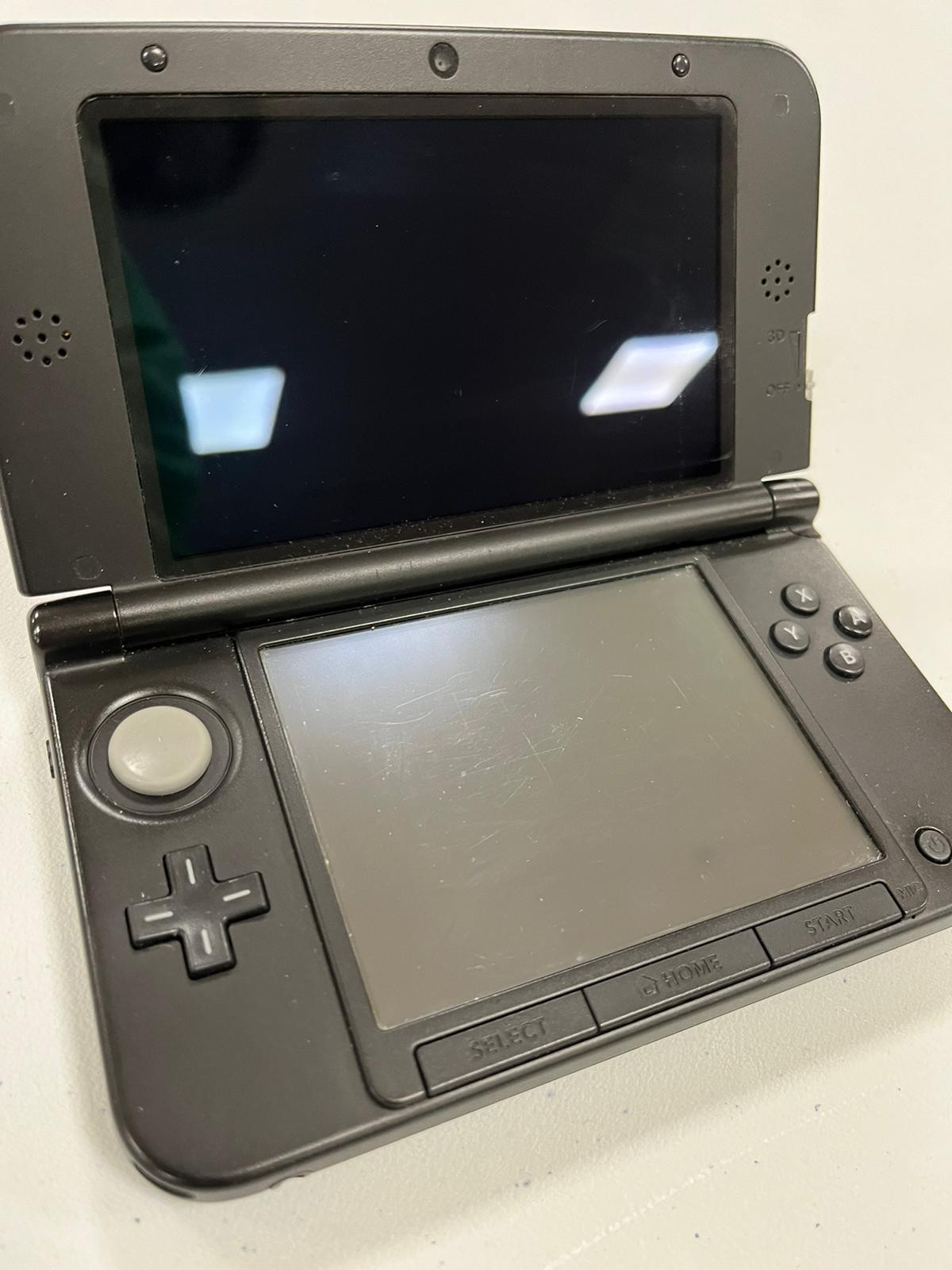 Nintendo 3DS XL Argent & Noir avec dommages mineurs