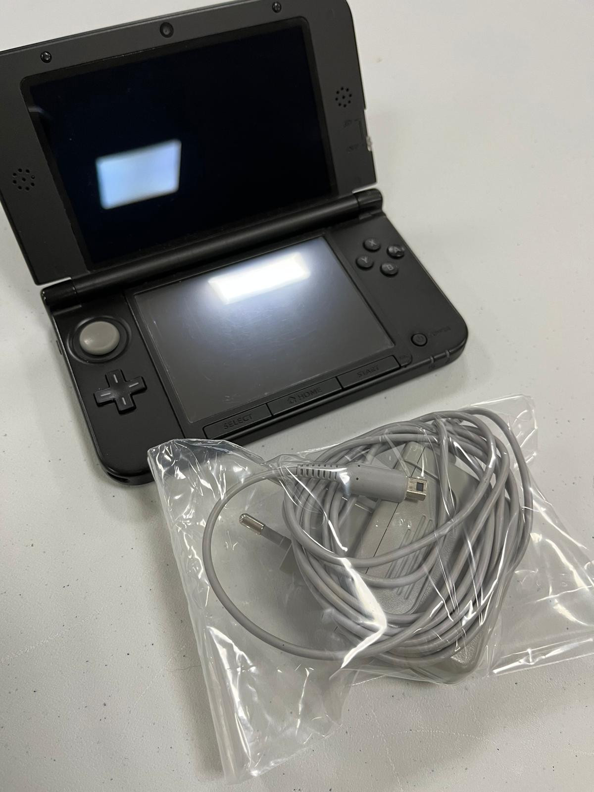 Nintendo 3DS XL Argent & Noir avec dommages mineurs